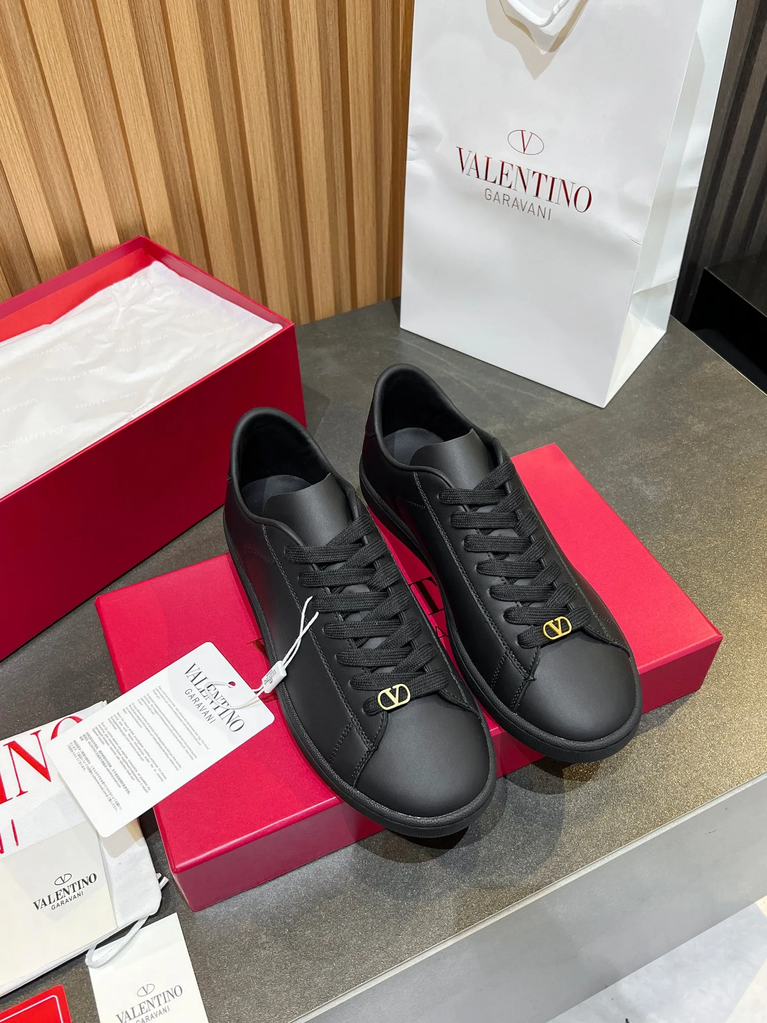 [Valentino] P: 640💰 Couple style, size: women 35-40▪️men 39-44 (45. Customized) Valentino VLTN casual shoes 2025 latest moral training shoes I can't put it down. Seiko details of cowhide sneakers, retro fashion, simple and advanced, casual matching. 1:1 restoration! Top luxury masterpiece, lace-up design, soft and comfortable imported calfskin brings excellent and elegant texture and excellent foot comfort. Top purchasing version upper: imported calfskin surface/original oil edge process + printing process. Inner lining: water-dyed cowhide lining. Outsole: original development 𝐓𝐏𝐔 two-color combination outsole. Packaging: full package with original configuration.